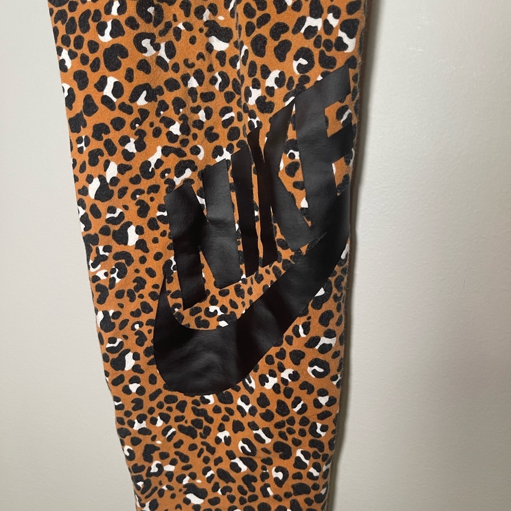 Nike Women’s Cheetah Animal Print  Comfort Soft Leggings size Medium - Picture 2 of 10